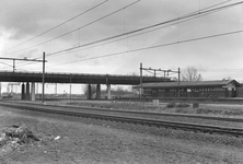 836586 Gezicht op de voormalige halte Lunetten te Utrecht, ter hoogte van het viaduct in de Rijksweg 22.N.B. De ...